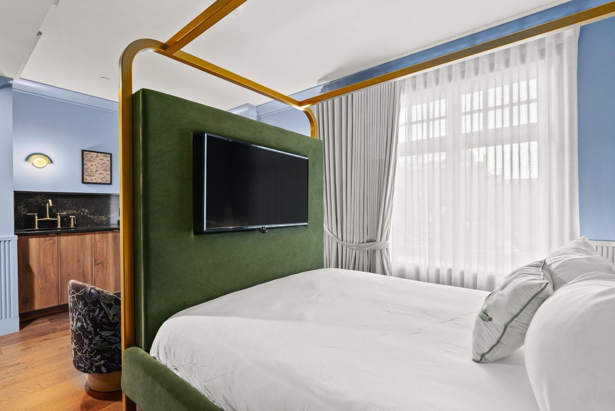 Deluxe Queen Room